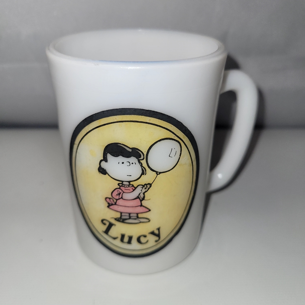 PEANUTS United Features  Lucy White Milk Glass Avon Mug Vintage 1969
